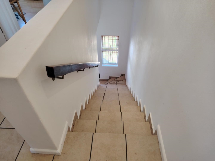To Let 2 Bedroom Property for Rent in Uitzicht Western Cape